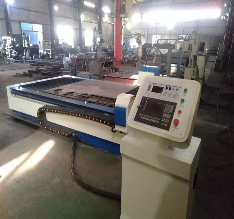 客戶現(xiàn)場操作數(shù)控切割機(圖1)